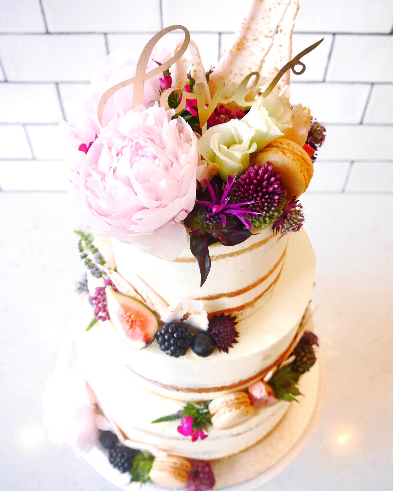 Bruidstaart met gouden accenten en verse bloemen - Enjoy-Cakes
